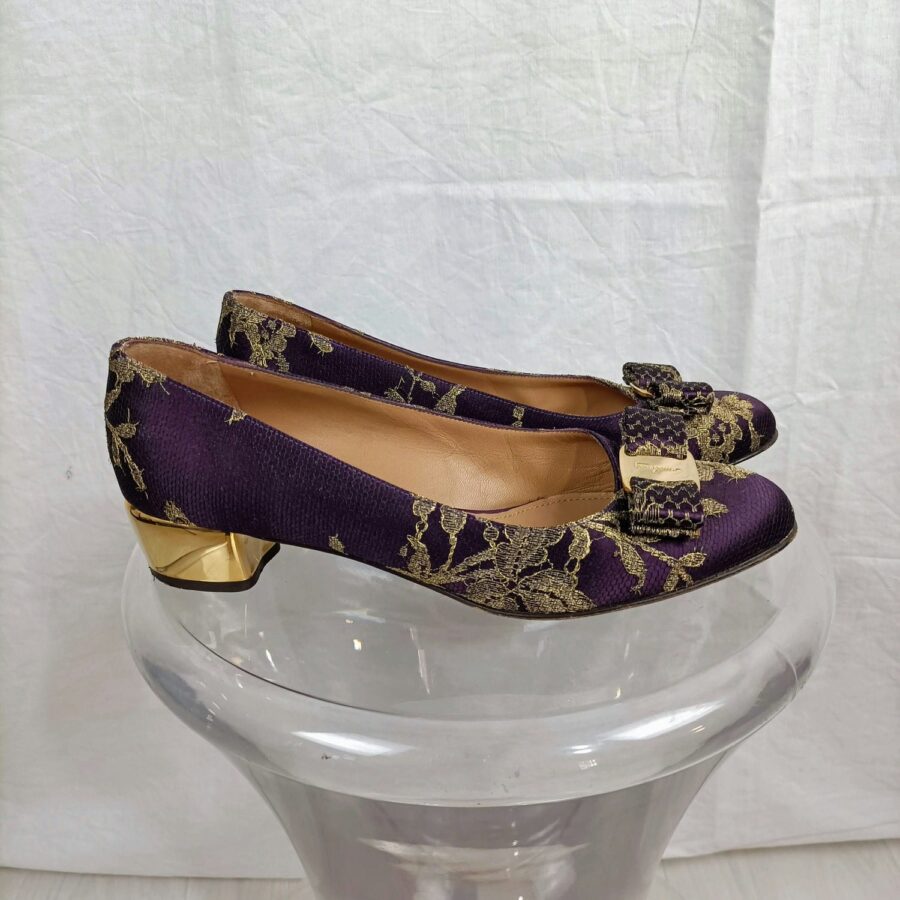 scarpe viola e oro