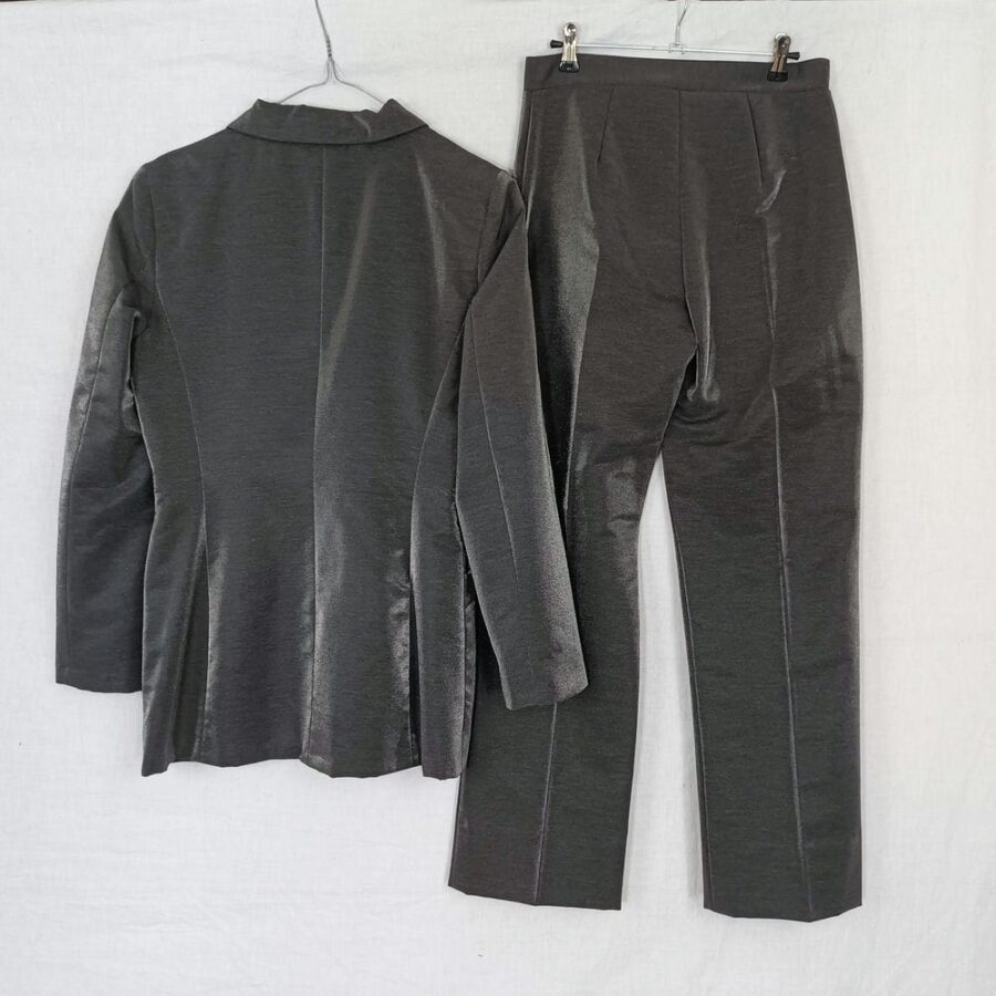 Tailleur pantalone grigio lamé per look metallizzati