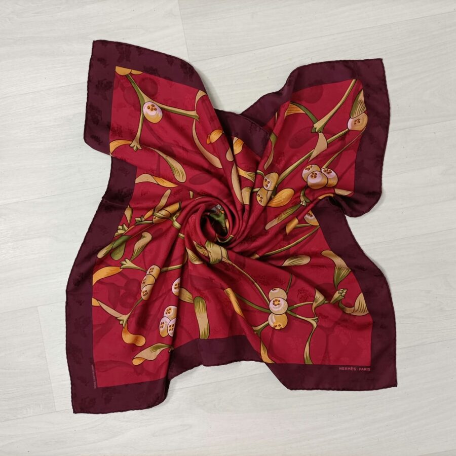 Foulard Hermès Neige d'Antan dettaglio con agrifoglio